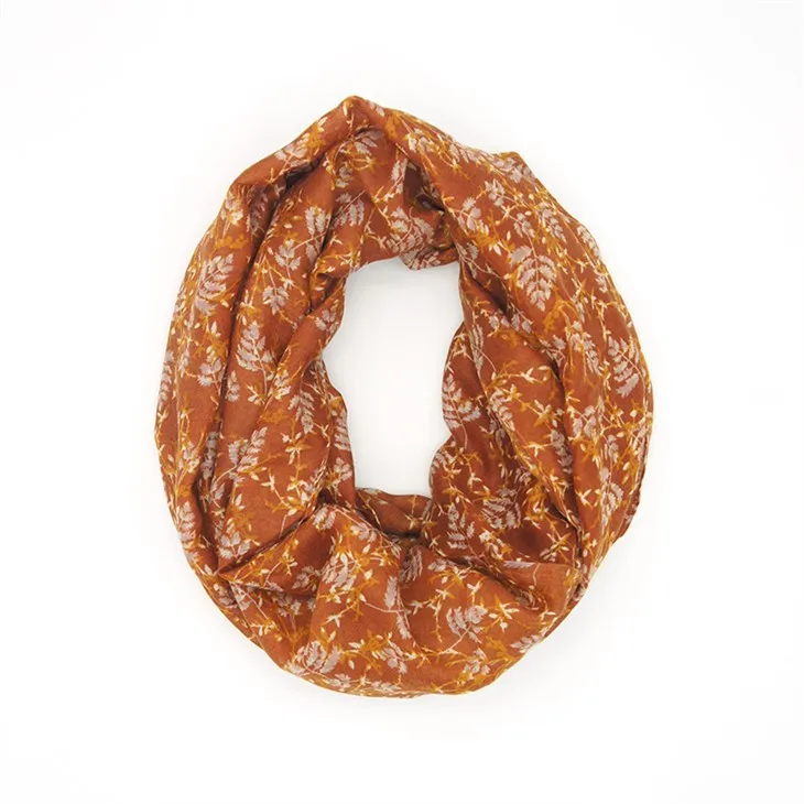 Punaiset kukkahuivit naisille